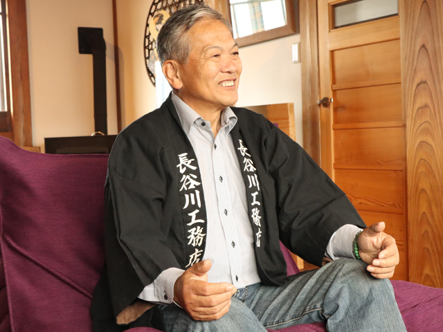 長谷川社長が季心里でソファーに座って笑顔で語っている様子の写真