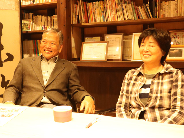 長谷川社長と奥様が土間で笑顔で語っている様子の写真